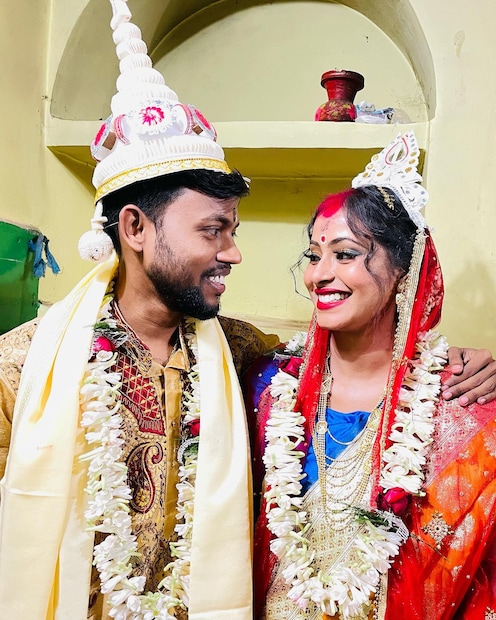 সোশ্যাল মিডিয়ায় শেয়ার করা ছবিতে মনোজ দেকে দেখা যাচ্ছে বাঙালি বিয়ের পোশাকে। যেখানে তিনি মাথায় টোপর আর ধুতি পাঞ্জাবিতে বাঙালি বরের সাজে। অন্যদিকে বাঙালি বাড়ির ঐতিহ্যবাহী লাল টুকটুকে বেনারসি শাড়ি পরেছেন জ্যোতি। জ্যোতির মুখে সিঁদুরের লালিমা ছড়ানো।