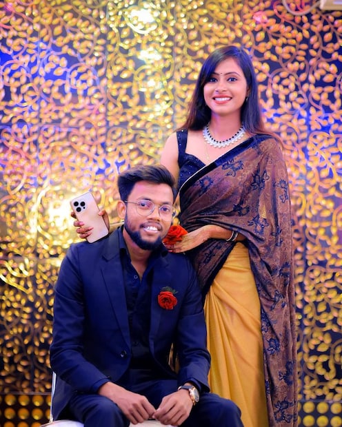 প্রসঙ্গত, মনোজ দে এবং জ্যোতি শ্রী জুটি ইউটিউবে ইতিমধ্যেই দারুণ জনপ্রিয় নাম। দীর্ঘদিন ধরে দুজনের মধ্যে প্রেম চলছিল। এ নিয়ে ভক্তদের মধ্যে চর্চাও কম ছিল না। 