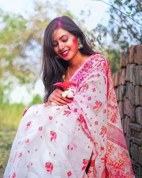 তবে বিয়ের খবর আগে থেকে অনুরাগীদেরও জানাতে চাননি দুই জনপ্রিয় ইউটিউবার। ইতিমধ্যেই সোশ্যাল মিডিয়ায় জ্যোতির সঙ্গে ছবি শেয়ার করেছেন মনোজ। আর সেই ছবি দেখেই শুভেচ্ছায় ভরিয়ে দিচ্ছেন ফ্যানেরা।