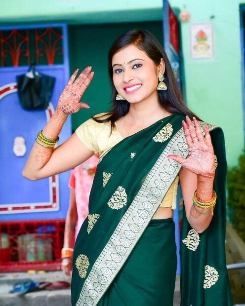 দীর্ঘদিন ধরেই জল্পনা চলছিল মনোজ-জ্যোতির অ্যাফেয়ার নিয়ে। অবশেষে যাবতীয় জল্পনা কল্পনার অবসান। সূত্রের খবর, পরিবারকে বিয়ের জন্য রাজি করানোর যথাসাধ্য চেষ্টা করলেও তারা রাজি হচ্ছিলেন না কিছুতেই। শেষমেশ তাই মন্দিরে গিয়েই সাত পাকে বাঁধা পড়লেন মনোজ ও জ্যোতি।