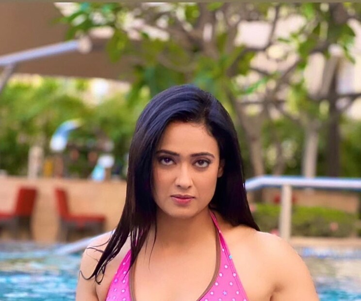 ছবিতে দেখা যাচ্ছে গোলাপি বিকিনি পরে স্যুইমিং পুলের নীল জলে নেমেছেন শ্বেতা. (Image: Instagram)