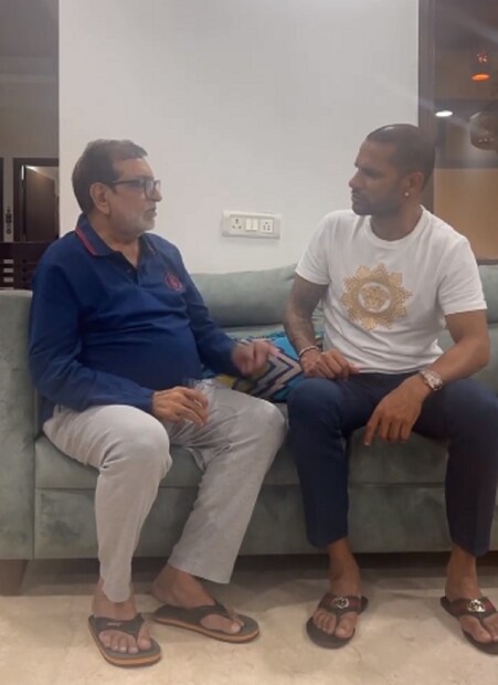 শিখর ধাওয়ান জানিয়েছেন, তিনি প্রথম ট্যাটু করিয়েছিলেন পিঠে। তাঁর হাতে ও কাঁধেও ভগবান শিব ও অর্জুনের ট্যাটু করা রয়েছে।