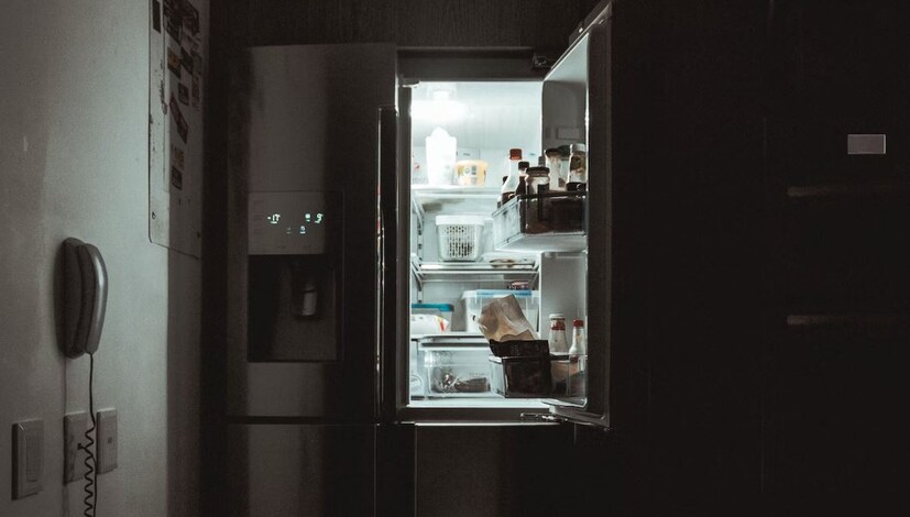 Turning Off Fridge At Night: কেউ কেউ আবার বুঝে-শুনে লাইট, বাল্ব ও ফ্যান চালায়। বিদ্যুৎ সাশ্রয় সত্যিই একটি ভাল অভ্যাস, কারণ এটি খরচ কমায়। কিন্তু, কখনও কখনও বিদ্যুৎ বাঁচানোর চেষ্টা খরচ আরও বাড়িয়ে দিতে পারে।