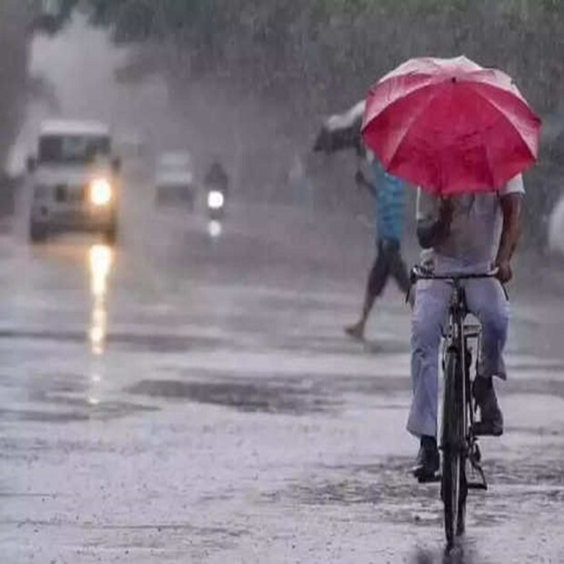 পশ্চিম থেকে পূর্ব নিম্নচাপ অক্ষরেখা। দক্ষিণ-পশ্চিম রাজস্থান এলাকা থেকে বিহার পর্যন্ত এই নিম্নচাপ অক্ষরেখার অবস্থান। আরও একটি অক্ষরেখা রয়েছে উত্তর- দক্ষিণে। ঝাড়খণ্ড থেকে কর্ণাটক পর্যন্ত এই অক্ষরেখার অবস্থান। এই অক্ষরেখার প্রভাবে প্রচুর জলীয় বাষ্প ঢুকছে সাগর থেকে। এছাড়াও একটি ঘূর্ণাবর্ত রয়েছে ছত্তীশগড় ও ঝাড়খন্ড এলাকায়।