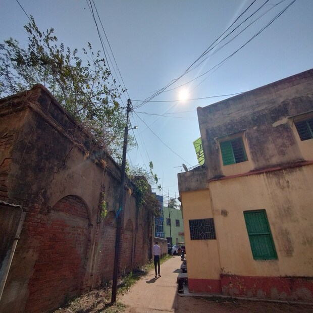 আজ সূর্যোদয় হয় সকাল ৫ টা বেজে ৫৩ মিনিটে। সকালবেলায় আকাশ আংশিক মেঘলা থাকলেও খুব দ্রুতই রোদ ঝলমলে হয়ে যায় আবহাওয়া। সকাল ৭ টা থেকে ৯ টা পর্যন্ত ঝলমল করে আকাশ। বেলা ৯ টা থেকে দুপুর বারোটা পর্যন্ত ৩০ শতাংশ বৃষ্টির সম্ভাবনা রয়েছে। বেলা একটা থেকে বিকেল পাঁচটা পর্যন্ত পরিষ্কার থাকবে আকাশ এবং সূর্যাস্ত হবে বিকেল পাঁচটা বেজে ৪৩ মিনিটে। 