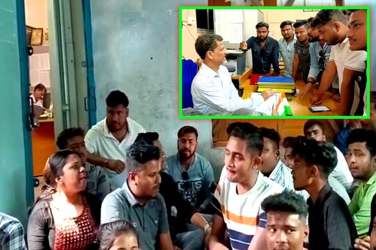 ছাত্র-ছাত্রীদের অবস্থান বিক্ষোভ