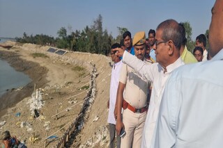 ভাঙন রুখতে নামখানার নারায়ণগঞ্জে তৈরি হচ্ছে স্থায়ী নদীবাঁধ