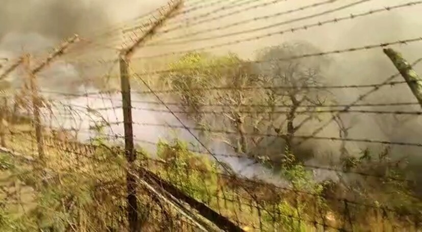 মালদহের দলকল বিভাগের ভারপ্রাপ্ত আধিকারিক বিশ্বজিৎ মন্ডল বলেন, জেলা প্রশাসনের মাধ্যমে আগুনের খবর প্রথম জানা যায়। ঘটনাস্থল দূরে হওয়ায় পৌঁছতে সময় লেগেছে। কাঁটাতারের ওপারে দেখা গিয়েছে অন্তত ৫০-৬০ একর জুড়ে আগুন ছড়িয়েছিল। বেশ কিছু গাছ পুড়েছে। তবে কী থেকে আগুন লাগে তা এখনও স্পষ্ট নয়। প্রতিবেদন : সেবক দেবশর্মা, লিপেশ লালা