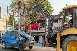 দুর্ঘটনাগ্রস্থ গাড়ি দুটি কে আটক করলো পুলিশ 