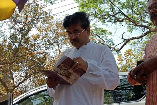 সকালে