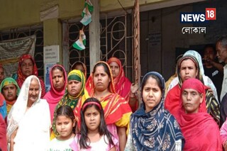 এলাকায় তীব্র হয়ে উঠছে জলের সমস্যা! বিক্ষোভে সামিল স্থানীয় মহিলারা এলাকায় তীব্র হয়ে উঠছে জলের সমস্যা! বিক্ষোভে সামিল স্থানীয় মহিলারা