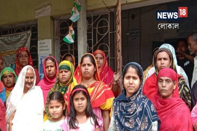 এলাকায় তীব্র হয়ে উঠছে জলের সমস্যা! বিক্ষোভে সামিল স্থানীয় মহিলারা এলাকায় তীব্র হয়ে উঠছে জলের সমস্যা! বিক্ষোভে সামিল স্থানীয় মহিলারা