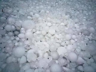শিলা বৃষ্টি মালবাজার শহরে 