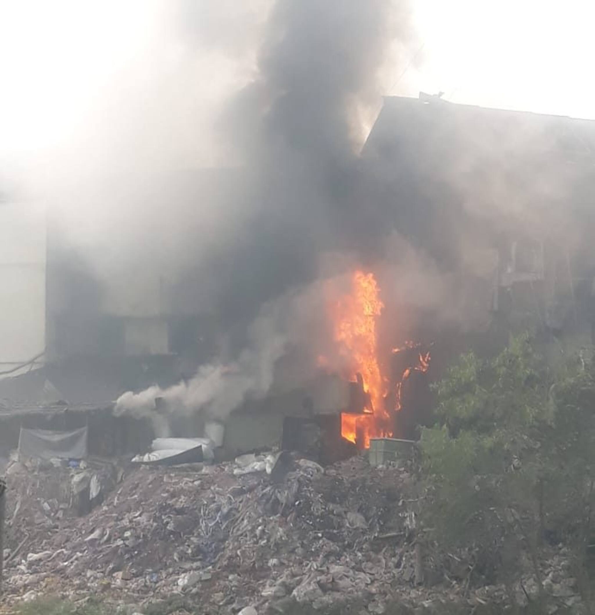 বিকট শব্দে কেঁপে উঠলো এলাকা! চারিদিকে আগুন! ভয়াবহ ঘটনা ব্যারাকপুরে!