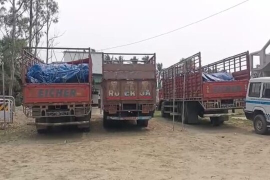 সুপারি ভর্তি  তিনটি ট্রাক আটক করল পুলিশ 