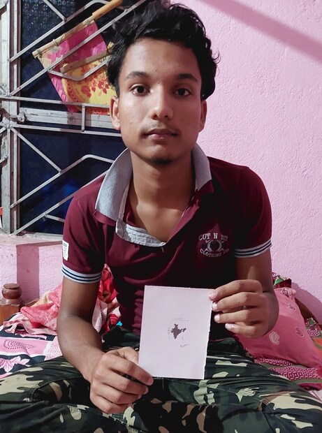 তবে তালিম পেলে হয়তো নিজেকে প্রতিষ্ঠা করার সুযোগ পেতো লক্ষণ। হয়তো একদিন ভাঙা ঘরে জুটবে চাঁদের আলো, সেই আশায় লক্ষণ থেকে তার পরিবার।