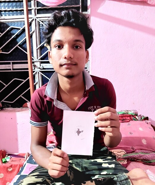 তবুও হার না মানা লড়াই চালিয়েছে এক স্কুল ছাত্র। মনের জোর কে সঙ্গে করে ছবি আঁকা চালিয়েছে পশ্চিম মেদিনীপুরে দাঁতনের প্রত্যন্ত গ্রাম খড়িঝাঁপড়ি এলাকার বছর ১৭ এর যুবক লক্ষণ পট্টনায়ক।
