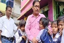 প্রিয় শিক্ষককে জড়িয়ে ধরে ডুকরে কেঁদে ফেলল ছাত্র-ছাত্রীরা... বিরল প্রতিবাদ!