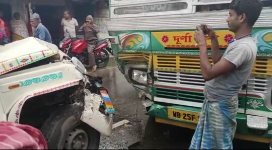 বাস ও ম্যাক্স গাড়ির মুখোমুখি সংঘর্ষ 