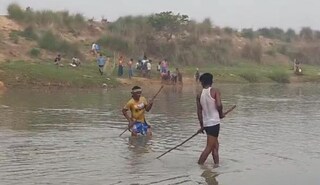 মাছ ধরছেন