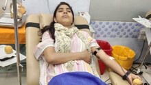 রোজা পালনের মধ্যেই হিন্দু বৃদ্ধাকে রক্ত দিলেন মুর্শিদাবাদের তরুণী