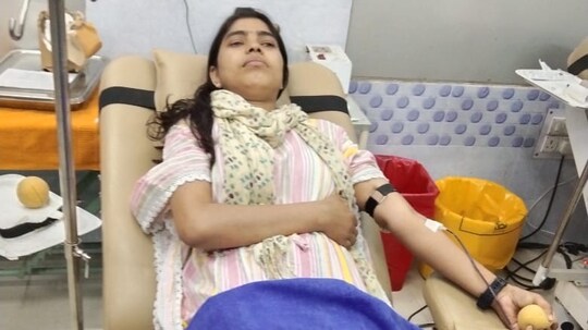 নিজের রোজা ভেঙে রক্ত দিচ্ছেন মুর্শিদাবাদের তরুণী