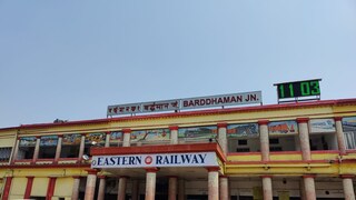 অভিযোগ বিনা কারণে করা হচ্ছে লাঠিচার্জ 