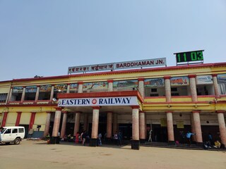 অভিযোগ বিনা কারণে করা হচ্ছে লাঠিচার্জ 