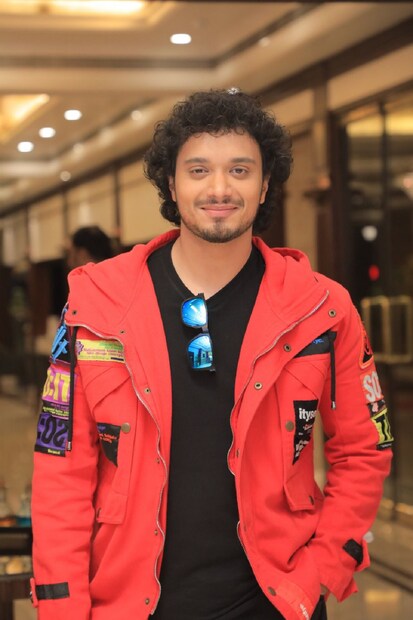 ছবির প্রচারে বাবার শহর কলকাতা ঘুরে গেলেন নমশি। সঙ্গে ছিলেন নায়িকা আমরিন ও ঘরের ছেলে শাশ্বত চট্টোপাধ্যায়। আউট অ্যান্ড আউট মাশালাদার হিন্দি কমার্শিয়াল ছবি ' ব্যাড বয়'। এই ছবিতে ক্যামিও করতে দেখা যাবে মিঠুন চক্রবর্তীকেও। বাবার সঙ্গে ডান্স নাম্বারেও পা মিলিয়েছেন নমশি। কলকাতায় এসে নমশি জানালেন, আমার এটা প্রথম ছবি সেই বিষয়ে অতটা টেনশন নেই। যতটা টেনশন ছিল ফ্লোরে বাবা মিঠুন চক্রবর্তী যখন শ্যুটিংয়ের সময় হাজির থাকতেন। বাবার মত উঁচু দলের অভিনেতার সামনে শট দিতে নমশির পা কাঁপতো। নমশি এও জানান , বাবা তাঁকে বলেছিলেন কেরিয়ারের শুরুতে রাজকুমার সন্তোষীর মত পরিচালকের সঙ্গে কাজ করা একটা বড় পাওনা।