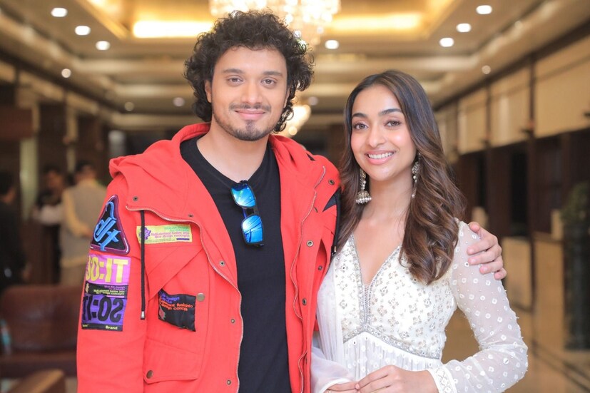 কলকাতা: অভিনেতার ছেলে অভিনেতা, সেই একই ট্র্যাডিশন মিঠুন চক্রবর্তীর পরিবারেও। বড় ছেলে মিমোর পর এবার বলিউডে পা রাখতে চলেছেন মিঠুনের ছোট ছেলে নমশি চক্রবর্তী। এপ্রিলে মুক্তি পেতে চলেছে নমশির প্রথম ছবি ' ব্যাড বয় ' পরিচালক রাজকুমার সন্তোষীর হাত ধরে সেলুলয়েডে পা রাখছেন মিঠুন পুত্র। বিপরীতে রয়েছেন নবাগতা আমরিন।