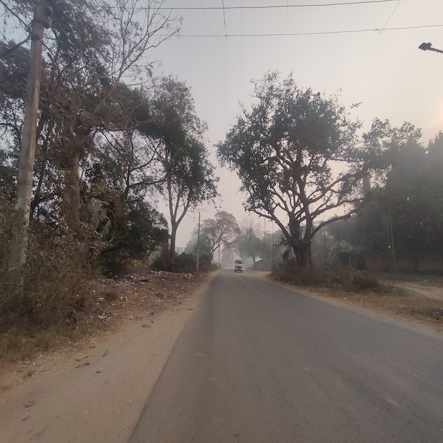পুরুলিয়াতে তাপমাত্রা বৃদ্ধি পাচ্ছে প্রতিনিয়ত। তার মাঝেও সকলের দিকে থাকছে হালকা কুয়াশা, রাতের দিকে থাকছে ঠান্ডার আমেজ। এর ফলে শারীরিক অসুস্থতায় ভুগতে হচ্ছে জেলার মানুষদের। 