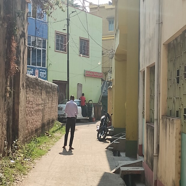 আপাতত রোদ ঝলমলে আবহাওয়া দেখতে ভাল লাগলেও তাপমাত্রা বাড়ছে। এবং তাপমাত্রা বাড়ার ফলে জলীয় বাষ্পের পরিমাণ বাড়তে থাকবে। এই জলীয় বাষ্প উপরে উঠে ঘনীভূত হয়ে মেঘ সৃষ্টি করে অর্থাৎ গরম বাড়ার সঙ্গে সঙ্গে বৃষ্টির সম্ভাবনাও বাড়ছে। হতে পারে কালবৈশাখীও। (তথ্য-- নীলাঞ্জন ব্যানার্জি)