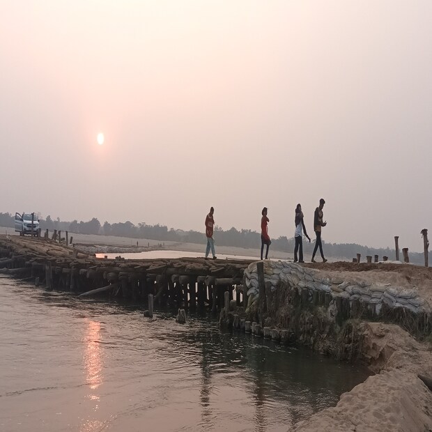 বৃহস্পতিবার দিনের সর্বোচ্চ তাপমাত্রা ৩৬ ডিগ্রি সেলসিয়াস। যা স্বাভাবিকের থেকে অনেকটাই বেশি। এবং সর্বনিম্ন তাপমাত্রা থাকবে ২৩ ডিগ্রি। তবে চলতি সপ্তাহে বৃষ্টির কোনও পূর্বাভাস নেই বলে আবহাওয়া অফিস সূত্রে খবর। 