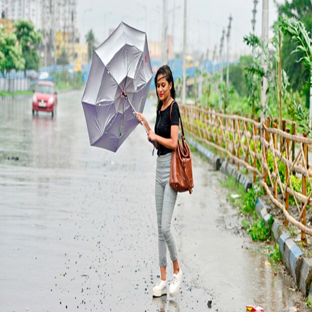 রবিবার বীরভূম, মুর্শিদাবাদ, নদিয়া, উত্তর ও দক্ষিণ চব্বিশ পরগনা এবং পূর্ব মেদিনীপুর এই ছয় জেলায় রয়েছে ভারী বৃষ্টিপাতের সম্ভাবনা।