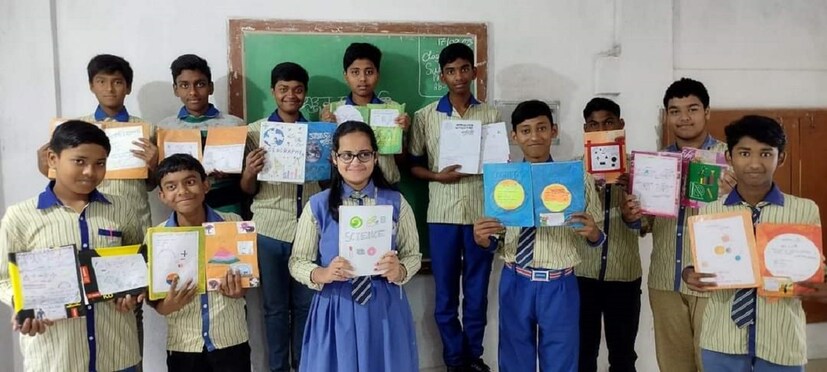 তাছাড়া করোনার জন্য গত দু'বছর অনলাইনে পড়াশোনা চলেছে। এর ফলে ছেলেমেয়েরা আরও বেশি অনলাইন নির্ভর হয়ে পড়েছে। ফলে বই, খাতা এগুলোর প্রতি তাদের আকর্ষণ, ভালোলাগা অনেকটাই চলে গিয়েছে