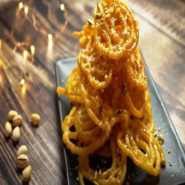 সঙ্গে লাগে তেল বা ঘি, চিনি এবং জাফরান। তারপর কাপড়ে ব্যাটার নিয়ে গরম রসে দিতে হয় ব্যাটার। তবে হ্যাঁ, খাওয়ার সময় দুধও গরম করে নিতে হবে। (Disclaimer: এই প্রতিবেদনটি কেবলমাত্র সাধারণ তথ্যের জন্য, তাই বিস্তারিত জানতে হলে সর্বদা বিশেষজ্ঞের পরামর্শ নিন।)