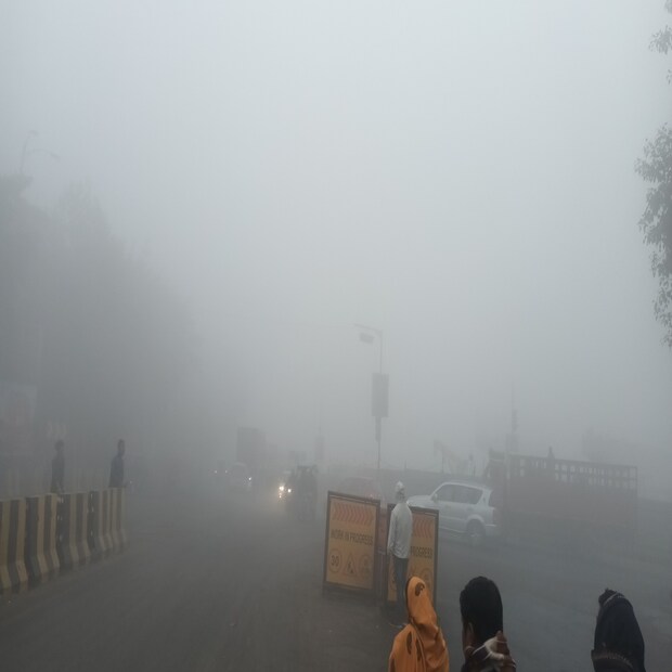 বেলা বাড়ার সঙ্গেই তাপমাত্রার পারদ চড়বে। ভ্যাপসা গরম বাড়বে। তবে কুয়াশার কারণে এই দিন সকাল থেকে যান চলাচলে ব্যাঘাত ঘটেছে। ধীর গতিতে চলছে ট্রেন ও যানবাহন। 