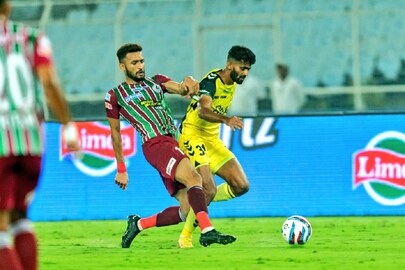 যুবভারতীতে বল দখলের লড়াইয়ে মনবির এবং আকাশ মিশ্র
