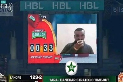 এভাবেই অভিনন্দনের চা খাওয়ার ছবি পাকিস্তান লিগের ম্যাচে দেখানো হল জায়ান্ট স্ক্রিনে