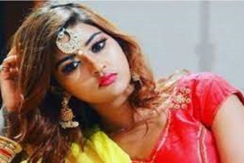 তিন বছর বয়সে আকাঙ্খা বাবা মায়ের সঙ্গে মুম্বইয়ে পাড়ি দিয়েছিলেন ৷ বাবা মায়ের স্বপ্ন ছিল মেয়ে আইপিএস কিন্তু আকাঙ্খার আকর্ষণ ছিল নৃত্য ও অভিনয়ের প্রতি ৷ 