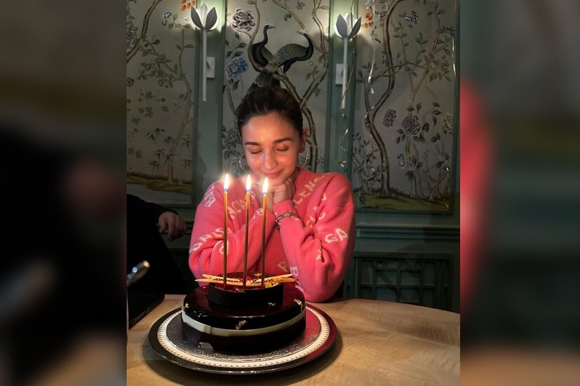 ৩০-এ পা আলিয়া ভাটের। ১৫ মার্চ, বুধবার জন্মদিন পালন করলেন বলিউড নায়িকা। সঙ্গে কেবল প্রিয় মানুষেরা। স্বামী রণবীর কাপুর, দিদি শাহিন ভাট, মা সোনি রাজদান এবং ঘনিষ্ঠ বন্ধুর সঙ্গে ‘এক কুড়ি জিদা নাম মহব্বত’। ৩০ বছরের মা যদিও তাঁর সন্তানের ছবি প্রকাশ করেননি কোথাও।