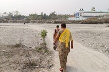 বর্ষায় ফুলে ফেঁপে ওঠে নদী, অসম্ভব হয়ে যায় পারাপার!কবে হবে সেতু?