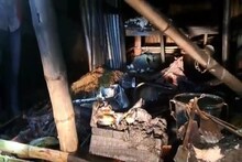 তুমুল ঝড়বৃষ্টিতে বাজ পড়ে ঘরে আগুন! তবে প্রাণে বাঁচলেন বাড়ির মালিক, কারণে চমক