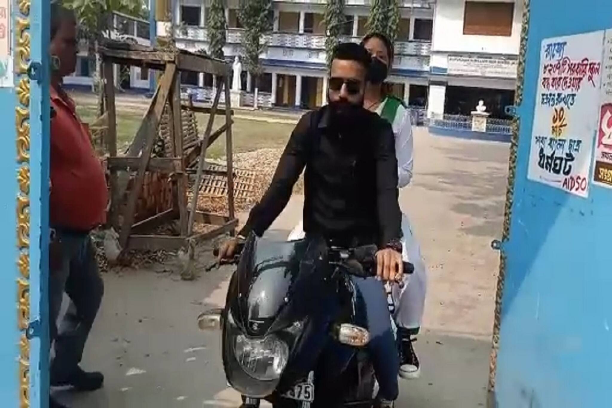 পরীক্ষার্থীকে পরীক্ষাকেন্দ্রে সঠিক সময়ে পৌঁছে ত্রাতার ভূমিকায় শিক্ষাকর্মী