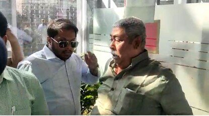 কলকাতা বিমানবন্দরে অনুব্রত মণ্ডল। 