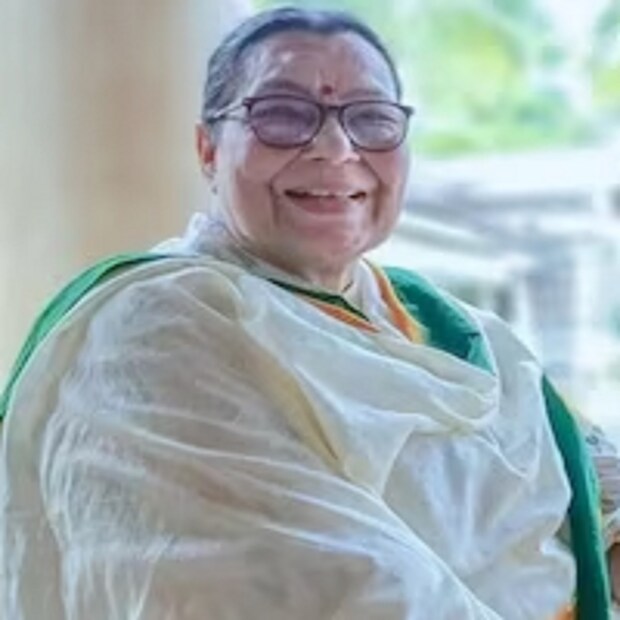 আসলে দু’জনেই পড়তেন ন্যাশনাল স্কুল অফ ড্রামা (এনএসডি)-য়। সেখান থেকেই তৈরি হয় তাঁদের প্রেমের সম্পর্ক। এনএসডি থেকে পাশ করে বেরিয়ে তাঁরা দু’জনেই বিয়ের জন্য নিজেদের পরিবারের সদস্যদের রাজি করিয়েছিলেন। এর পর ১৯৭৯ সালে বিবাহবন্ধনে আবদ্ধ হন তাঁরা। কিন্তু বিয়ের কয়েক বছরের মধ্যেই দু’জনের পথ আলাদা হয়ে যায়। তবে কারওরই জীবন থেমে থাকেনি। আপন ছন্দে এগিয়েছেন দু’জনই।