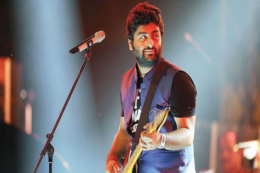 *ফেম গুরুকুল রিয়েলিটি শো থেকে উঠে আসা অরিজিৎ সিং অরিজৎ সিং ২০০৯ সালে বলিউডে আত্মপ্রকাশ করেন 'মার্ডার ২'-এ গান গেয়ে, ২০১১ সালে মুক্তি পায় সিনেমা। তার পরের বছর তিনি প্রীতমের চারটি ছবির গানে কাজ করেন। তারপর থেকে আর ফিরে তাকাতে হয়নি তাঁকে। সংগৃহীত ছবি। 