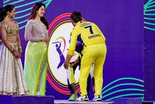 ধোনিকে কাছে পেয়ে পায়ে হাত দিয়ে নমস্কার অরিজিতের! হতবাক স্বয়ং মাহি