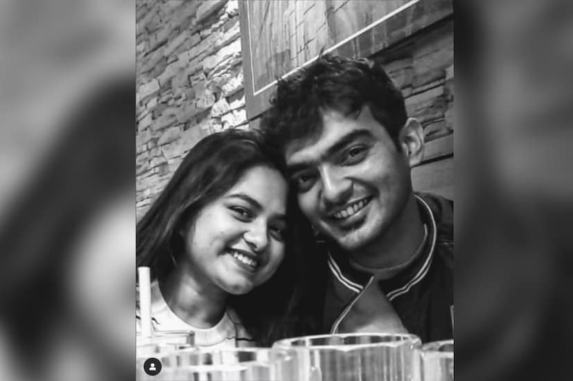 আইনি বিয়ের ৯ মাসের মধ্যেই ছাদ আলাদা হয়ে গেল টেলিপাড়ার জনপ্রিয় জুটির। টেলিপাড়ার খবর, ‘আলতা ফড়িং’-এর খলনায়ক অর্ণব এবং ‘প্রসেনজিৎ ওয়েডস ঋতুপর্ণা’র নায়িকা ঈপ্সিতা বিবাহবিচ্ছেদের পথে হাঁটতে চলেছেন। 