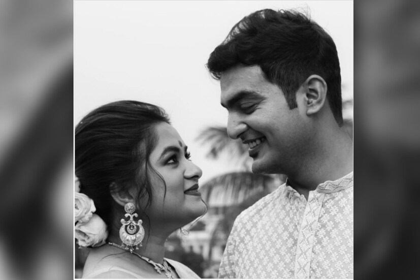 প্রশ্ন উঠছে, তাঁরা কি দাম্পত্যকে আরও একটি সুযোগ দিতে চান নাকি ঝাপসার অর্থ, তাঁরা সম্পর্কটিও ঝাপসা হয়ে গিয়েছে? নিউজ18 বাংলার তরফে যোগাযোগ করা হল ঈপ্সিতাকে।